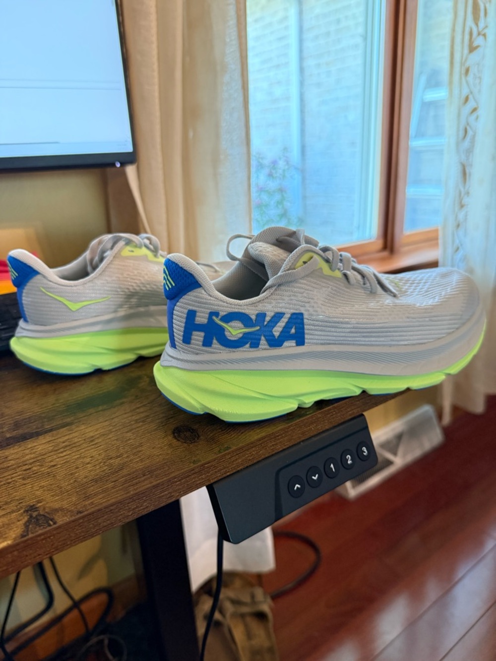 Kid’s Hoka Clifton 9 running shoes in a grey, cobalt blue, neon yellow, sz 4.5 - Picture 9 of 9